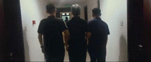 脑前讨价还价 48小时内落网凯发k8国际间谍被抓时正在电(图1)