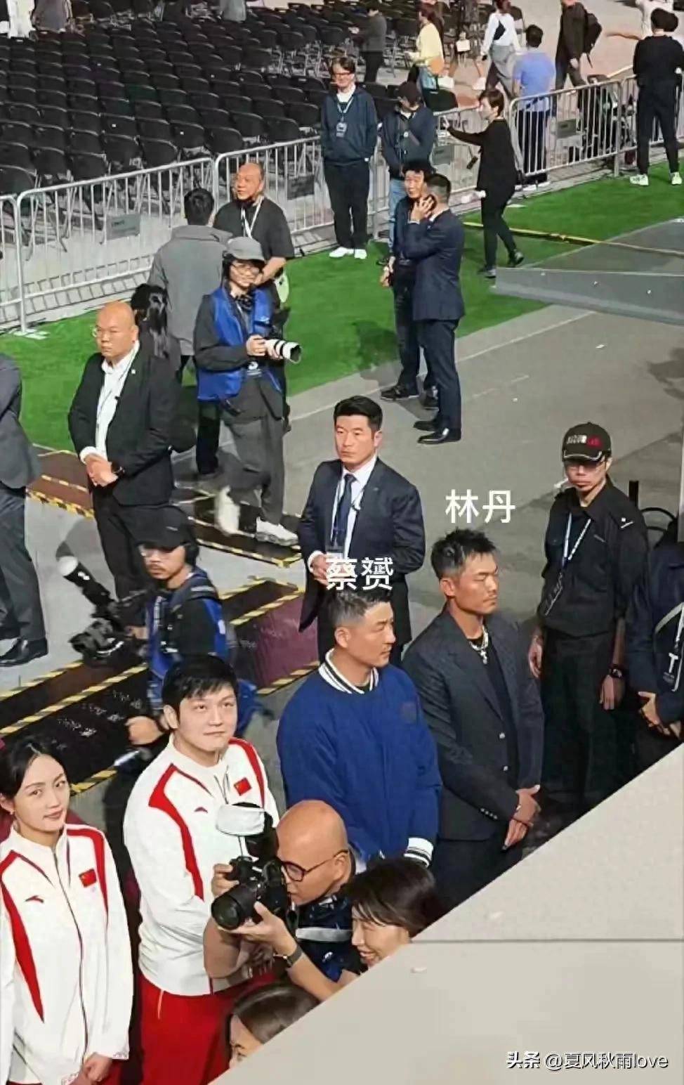 抡1米巨拍笑翻3万人站林丹旁气场全开k8凯发国际登录樊振东香港杀疯了！(图2)