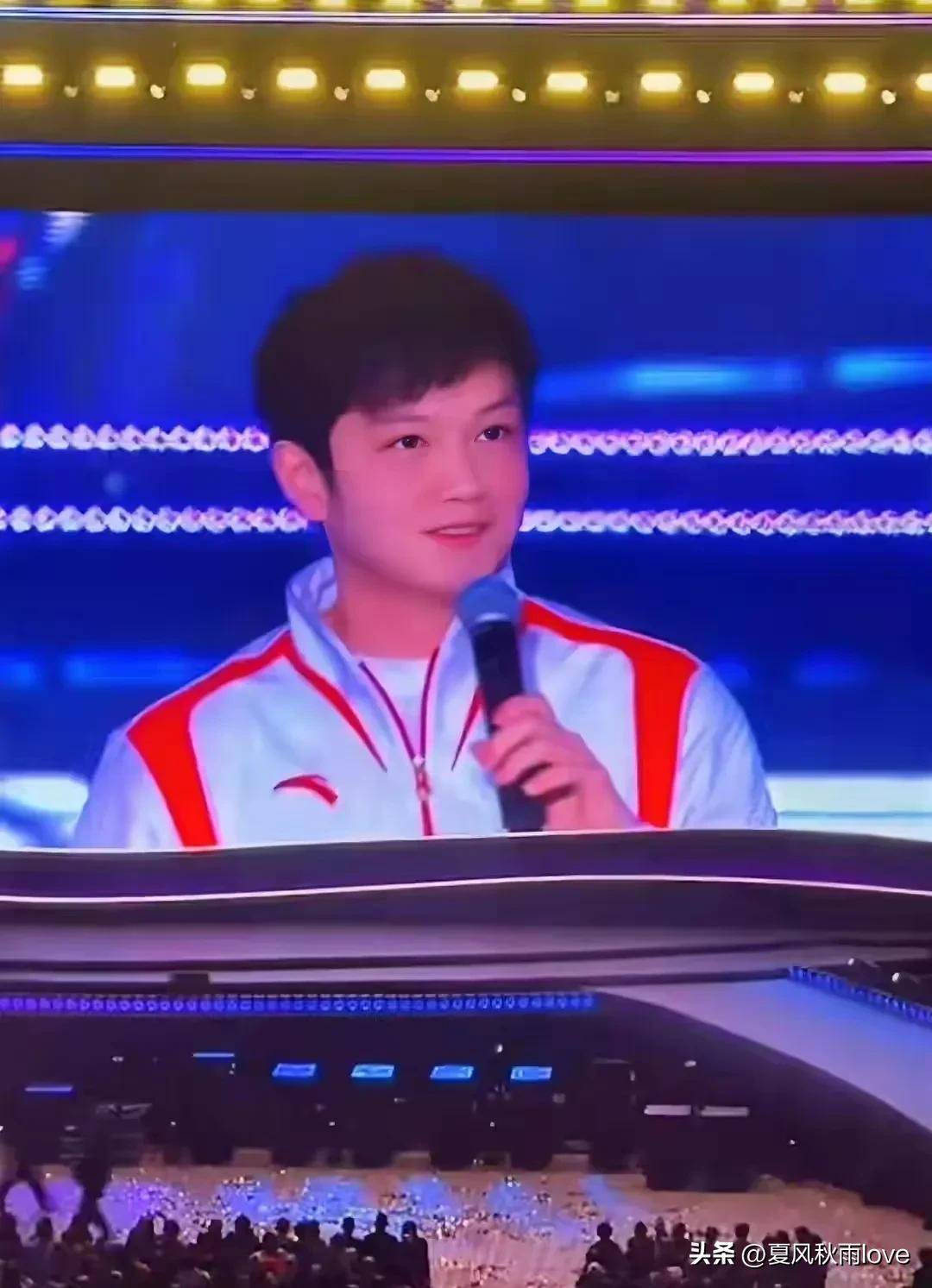 抡1米巨拍笑翻3万人站林丹旁气场全开k8凯发国际登录樊振东香港杀疯了！