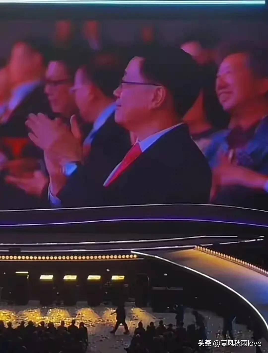 抡1米巨拍笑翻3万人站林丹旁气场全开k8凯发国际登录樊振东香港杀疯了！(图5)