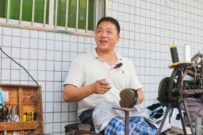 将到北京演讲有公司想为其安装仿生假肢梦想“去哈佛做演讲”的无腿补鞋匠暑期(图2) 将到北京演讲有公司想为其安装仿生假肢梦想“去哈佛做演讲”的无腿补鞋匠暑期(图2)